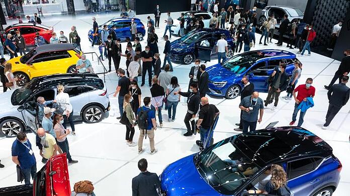 Messebesucher während der Internationalen Automobil-Ausstellung am Stand von Renault.
