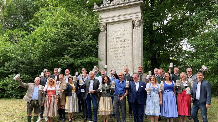 Vertreter der Wiesnwirte und Vertreter von Brauereien bei der Vorstellung des traditionellen Wirtekrugs für das Oktoberfest 2022.