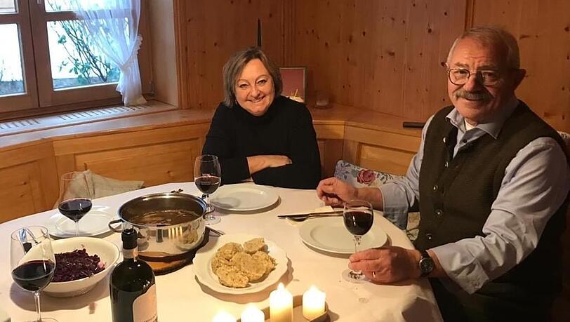 Otto Seidl (77) mit seiner Frau Rita letztes Jahr beim Weihnachts-Reh mit Blaukraut und Knödeln. Heuer gibt's Wildsau. Alles selber erlegt. Otto Seidl (77) mit seiner Frau Rita letztes Jahr beim Weihnachts-Reh mit Blaukraut und Knödeln. Heuer gibt's Wildsau. Alles selber erlegt.