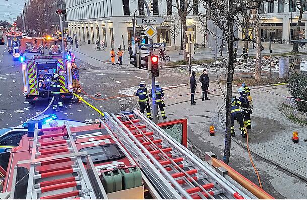 Während der Löscharbeiten war die Johann-Fichte-Straße in Richtung Leopoldstraße gesperrt. Während der Löscharbeiten war die Johann-Fichte-Straße in Richtung Leopoldstraße gesperrt.