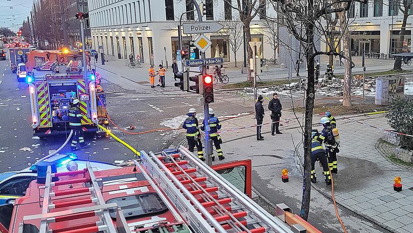 Während der Löscharbeiten war die Johann-Fichte-Straße in Richtung Leopoldstraße gesperrt. Während der Löscharbeiten war die Johann-Fichte-Straße in Richtung Leopoldstraße gesperrt.