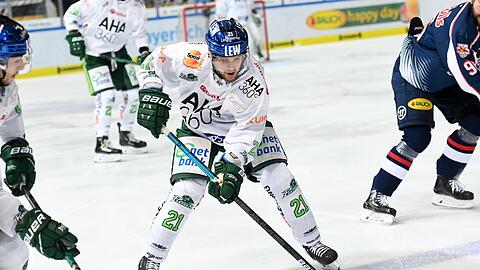 David Stieler vom Club Augsburger Panther spielt den Puck.