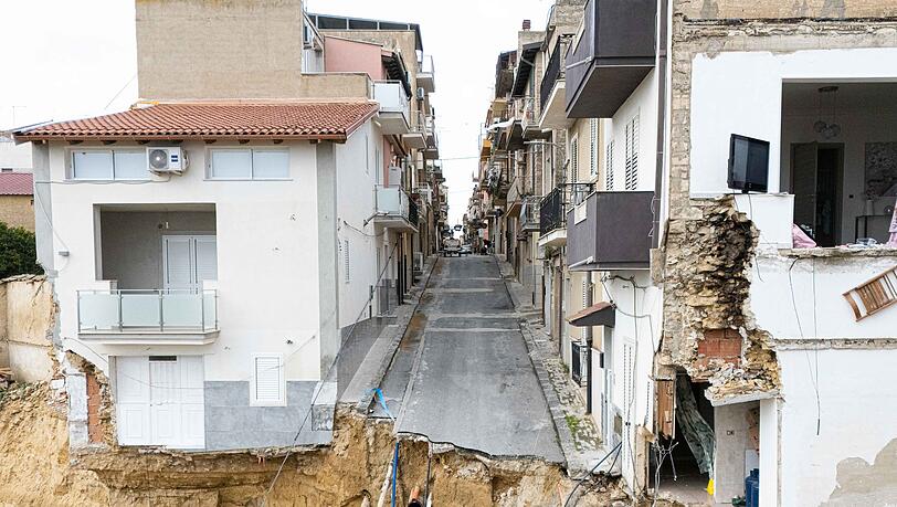 Gefährdete Häuser und beschädigte Straßen in dem vom Erdrutsch betroffenen Gebiet in Niscemi. Gefährdete Häuser und beschädigte Straßen in dem vom Erdrutsch betroffenen Gebiet in Niscemi.