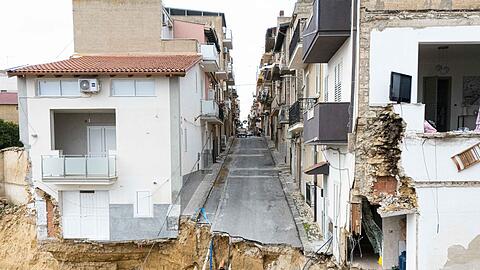 Gef&auml;hrdete H&auml;user und besch&auml;digte Stra&szlig;en in dem vom Erdrutsch betroffenen Gebiet in Niscemi.