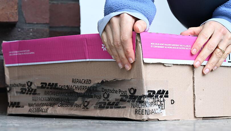 Da ging etwas schief: Ein aufgerissenes Paket vor einer Haustür. (Archivbild) Da ging etwas schief: Ein aufgerissenes Paket vor einer Haustür. (Archivbild)
