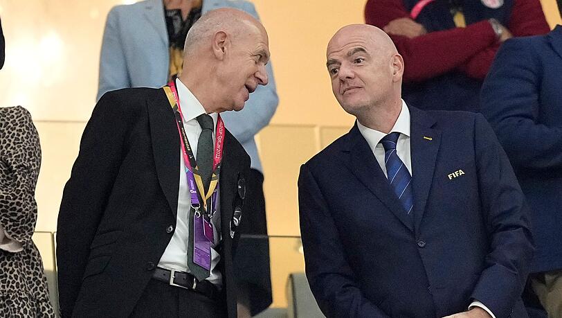 Bernd Neuendorf (l) findet Gianni Infantino gar nicht mehr gut. (Archivbild)