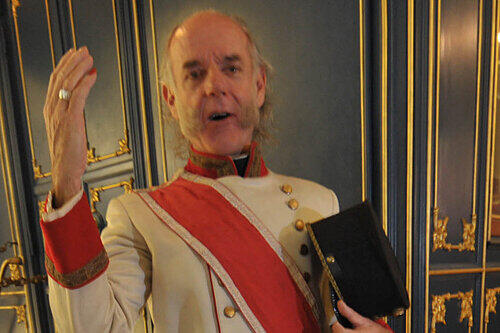 Sieht dem echten Kaiser Franz Joseph I. täuschend ähnlich: der Erlanger Comedian Klaus Karl-Kraus mit angeklebtem Bart.