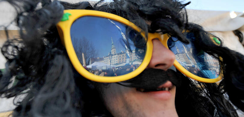 In der Brille dieses Narren spiegelt sich der "Alte Peter".