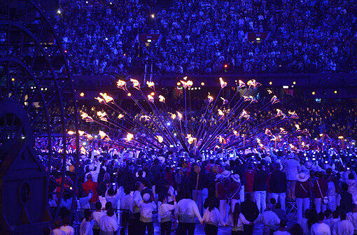 Die Feuerwerke funkelten, die Show faszinierte und ganz London war in Aufruhr: Am Freitagabend wurden die Olympischen Spiele 2012 mit viel Bombast eröffnet.