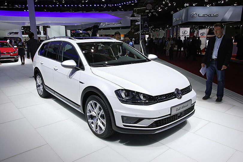 Der neue VW Golf Variant Alltrack ist etwas höher und etwas Schotter-tauglicher.