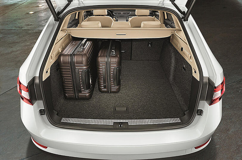 Große Klappe, viel dahinter: Das Ladeabteil des neuen Skoda Superb Combi ist sehr geräumig und gut nutzbar.