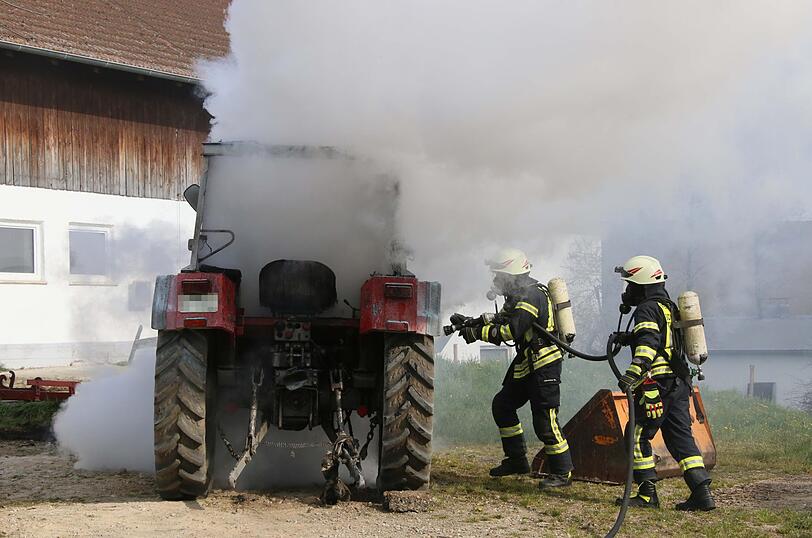 Im Landkreis Mühldorf ist am Dienstagnachmittag ein Traktor völlig ausgebrannt. Passanten konnten das Gefährt noch rechtzeitig aus einer Scheune ziehen und verhinderten so Schlimmeres.