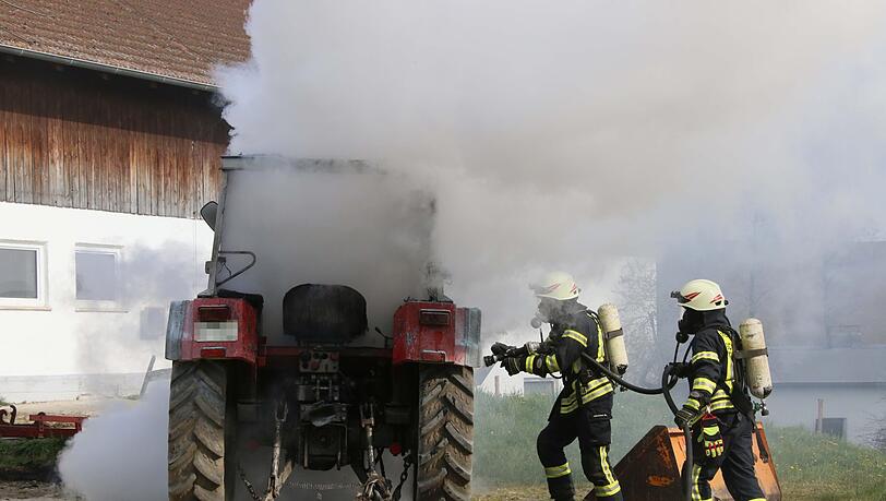 Im Landkreis Mühldorf ist am Dienstagnachmittag ein Traktor völlig ausgebrannt. Passanten konnten das Gefährt noch rechtzeitig aus einer Scheune ziehen und verhinderten so Schlimmeres. Im Landkreis Mühldorf ist am Dienstagnachmittag ein Traktor völlig ausgebrannt. Passanten konnten das Gefährt noch rechtzeitig aus einer Scheune ziehen und verhinderten so Schlimmeres.