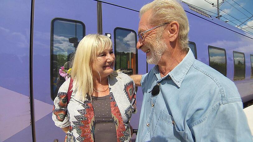 Fritz (69), der herzliche Hobbybauer, begrüßt Ingrid (63) zur Hofwoche in Schweden Er holt seine Auserwählte am Bahnhof ab.