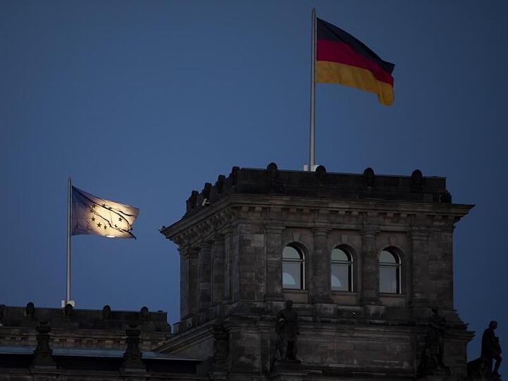 Der Mond geht hinter der EU-Flagge auf dem Reichstagsgebäude in Berlin auf. Deutschland übernimmt die Ratspräsidentschaft am 1. Juli von Kroatien für ein halbes Jahr.