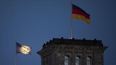 Der Mond geht hinter der EU-Flagge auf dem Reichstagsgebäude in Berlin auf. Deutschland übernimmt die Ratspräsidentschaft am 1. Juli von Kroatien für ein halbes Jahr.