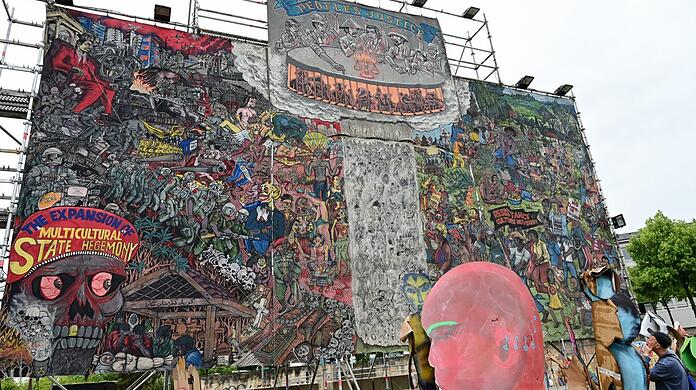 Das mittlerweile abgehängte umstrittene Großgemälde des indonesischen Künstlerkollektivs Taring Padi auf dem Friedrichsplatz in Kassel.