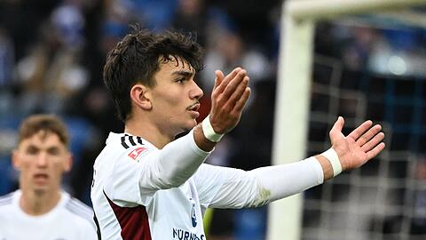 Der Nürnberger Can Uzun bejubelt seinen Treffer zum 1:1.