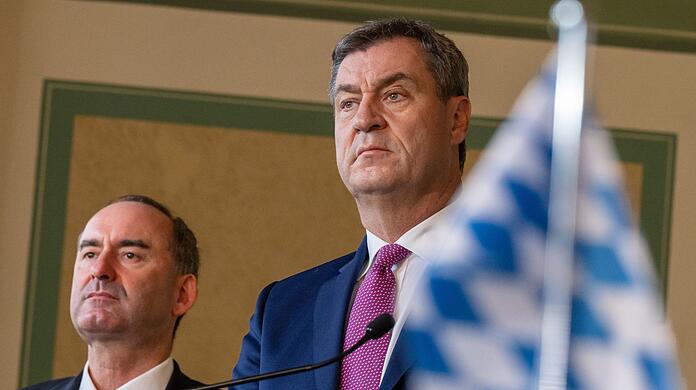 Hubert Aiwanger (l.), Bundesvorsitzender der Freien Wähler, und Markus Söder (CSU), Ministerpräsident von Bayern.
