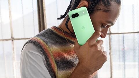 Das Pixel 8a wird, neben drei anderen, in der auffälligen Farbe Aloe angeboten.