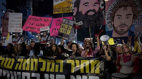 Die Hamas hält derzeit israelischen Informationen zufolge noch 24 lebende Geiseln sowie 35 Leichen von Verschleppten im Gazastreifen fest.  (Archivbild)