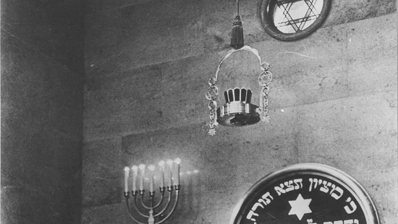 Bei der Neueinweihung der Synagoge 1947 spricht der Gouverneur der amerikanischen Besatzungszone, US-General Lucius D. Clay. Bei der Neueinweihung der Synagoge 1947 spricht der Gouverneur der amerikanischen Besatzungszone, US-General Lucius D. Clay.