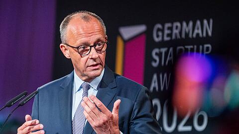 Bundeskanzler Merz versprach, Startups einen roten Teppich auszurollen.