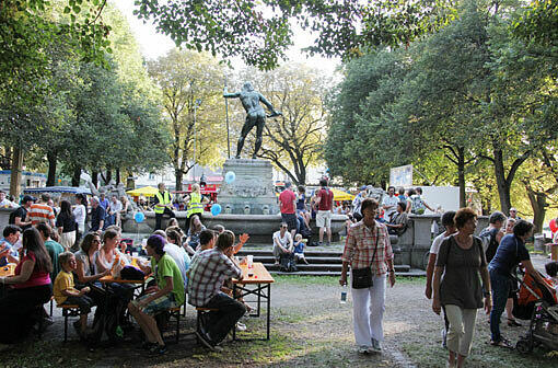Egal ob auf dem Isarkanal oder der Isarinsel, am Kabelsteg, Vaterrheinbrunnen oder in der Steindorfstraße: Beim Isarinselfest am Wochenende war einiges geboten - und dank sonnigem Wetter auch einiges los.