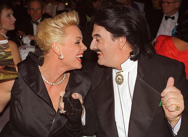 Mit exzentrischen Modemachern scheint sich die Dänin besonders gut zu verstehen: Rudolph Mosshammer und Brigitte Nielsen 1997 beim 15. Opernball in Frankfurt am Main.