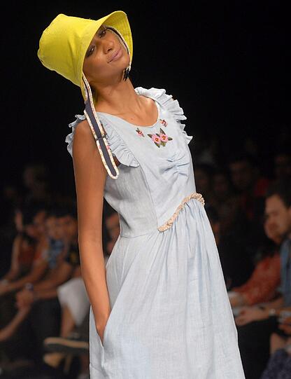 Fashion Week in der indischen Hafenmetropole Mumbai: Manche Kreationen sehen aus, als kämen sie von einem anderen Planeten. Der Stil bewegt sich in gewagter Weise zwischen Lady Gaga, Star Wars und Minnie Maus.