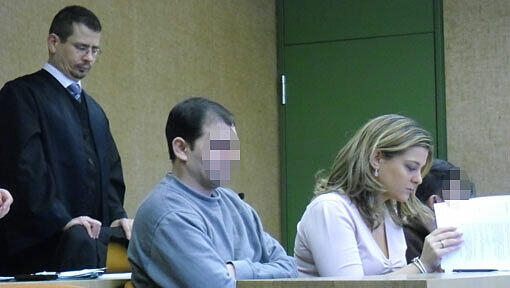 Die Angeklagten Adrian C. (30, l.) und Sebastian D. (37). Zwischen ihnen sitzt eine Dolmetscherin. Stehend dahinter: Rechtsanwalt Alexander Kraffczyk. Die Angeklagten Adrian C. (30, l.) und Sebastian D. (37). Zwischen ihnen sitzt eine Dolmetscherin. Stehend dahinter: Rechtsanwalt Alexander Kraffczyk.