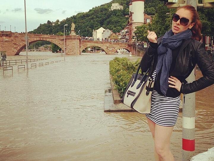 Grober Fehltritt: Georgina Fleur posiert am Neckar-Hochwasser
