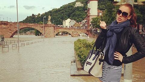 Grober Fehltritt: Georgina Fleur posiert am Neckar-Hochwasser