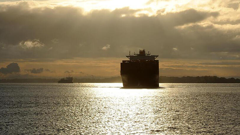 Ein Containerschiff fährt auf der Elbe von Hamburg kommend in Richtung Nordsee. Der Strom soll vertieft werden, damit die immer größeren Containerschiffe weiter den Hamburger Hafen ansteuern können.