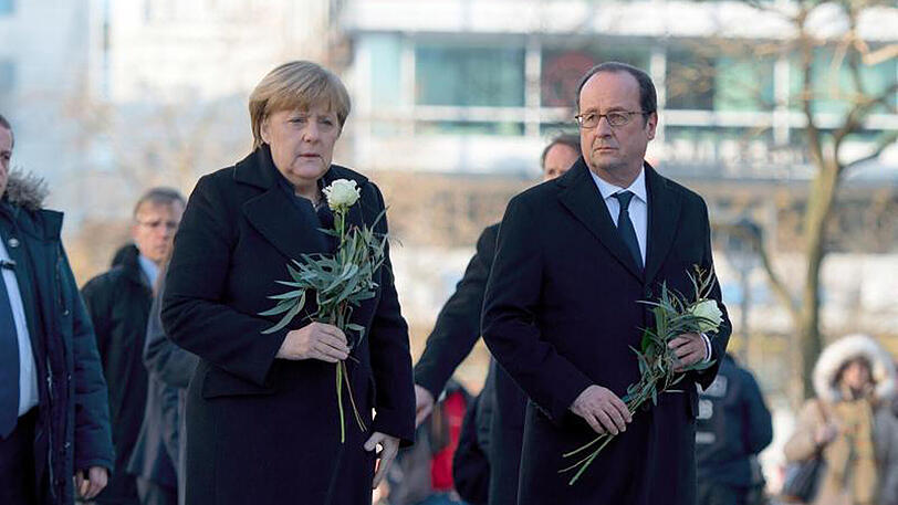 Bundeskanzlerin Angela Merkel und der französische Präsident Francois Hollande besuchen den Ort des Terroranschlags auf dem Breitscheidplatz in Berlin.