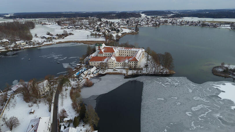 Aus der Luft betrachtet wirkt der Tagesort durchaus idyllisch.