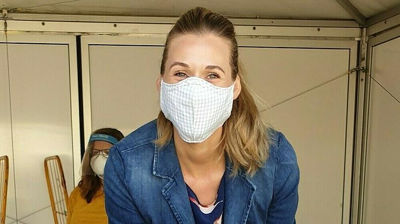 Schauspielerin Andrea Gerhard verteilt Nudeln bei der Hamburger Tafel.