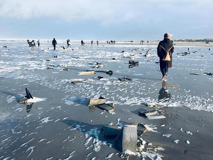 Freiwillige sammeln am Strand bei Midsland aan Zee auf der niederländischen Insel Terschelling angespültes Treibgut ein.