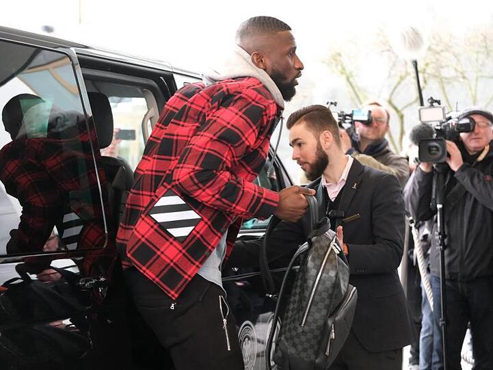 Ankunft der Spieler des DFB-Teams im Hotel Ritz Carlton in Wolfsburg: Antonio Rüdiger steigt aus einer Limousine.