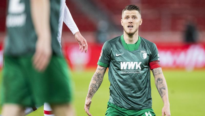 Augsburgs Jeffrey Gouweleeuw reagiert im Spiel.