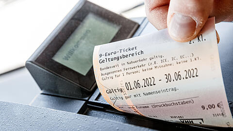 Ein Kunde zieht in einem Bus der VHH ein 9-Euro Ticket aus dem Fahrkartendrucker. Der Vorverkauf für 9-Euro-Ticket startet heute.