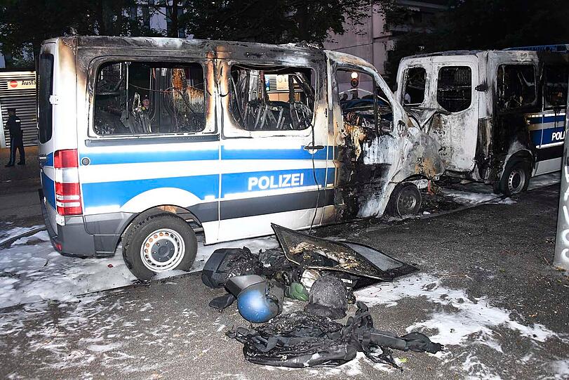Weitere Bilder der brennenden Polizeiautos in München.