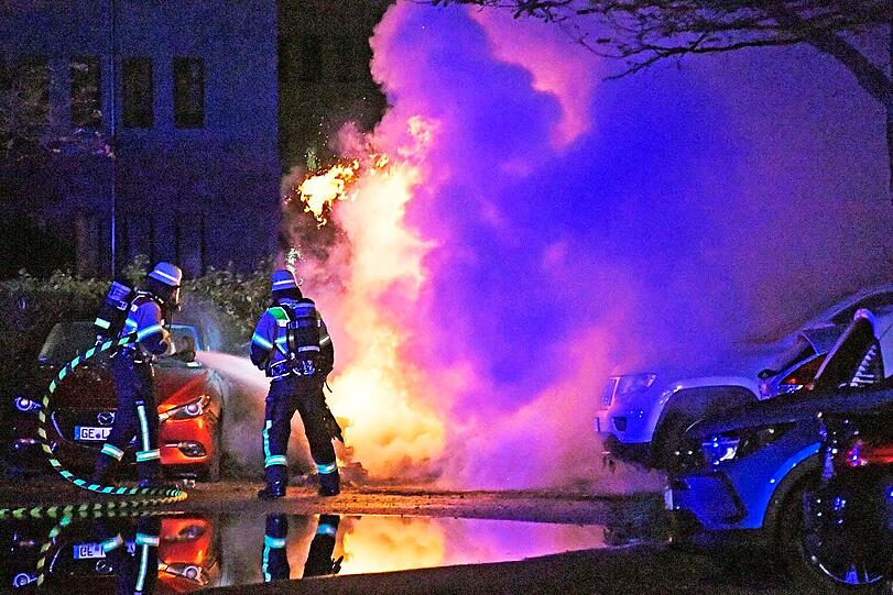 Zwei Nobelwägen sind auf einem Parkplatz in Flammen aufgegangen. Die Polizei vermutet Brandstiftung.