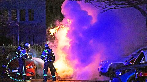 Zwei Nobelwägen sind auf einem Parkplatz in Flammen aufgegangen. Die Polizei vermutet Brandstiftung.