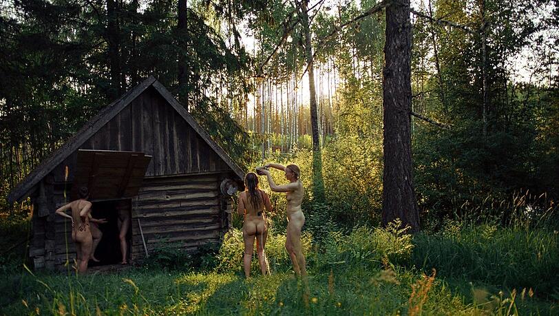 In der einfachen Holzhütte im WaldSüdestlands entsteht inaller Ruhe größte Offenheit. In der einfachen Holzhütte im WaldSüdestlands entsteht inaller Ruhe größte Offenheit.