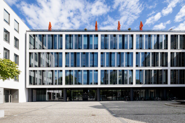 In der Prinzregenstraße 9 hat sich der Staatsbetrieb Immobilien Bayern eingemietet. In der Prinzregenstraße 9 hat sich der Staatsbetrieb Immobilien Bayern eingemietet.