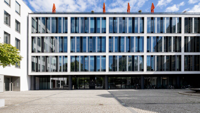 In der Prinzregenstraße 9 hat sich der Staatsbetrieb Immobilien Bayern eingemietet. In der Prinzregenstraße 9 hat sich der Staatsbetrieb Immobilien Bayern eingemietet.