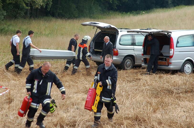 Flugzeug-Unglück in Coburg: Vier Menschen sind bei einem Absturz einer Propellermaschine ums Leben gekommen. Sie waren am frühen Sonntagmorgen zu einem Rundflug über Coburg gestartet &ndash; doch der Ausflug endete mit einer
Tragödie.