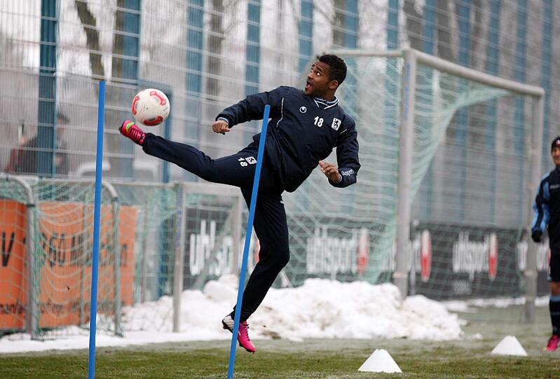 Neuzugang Ola Kamara beim Löwen-Training.