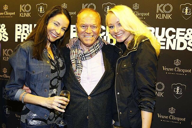 Sterne-Koch und Neu-Single Heinz Winkler mit Designerin Joana Danciu und Viktoria Vogeler (r.)